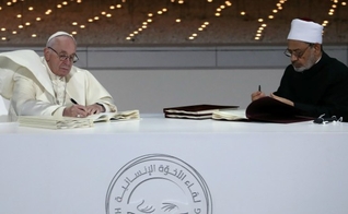 O Papa Francisco e o Grande Imã de al-Azhar, o xeque Ahmed al-Tayeb, assinaram “pacto inter-religioso”. (Foto: Tony Gentile/Reuters)