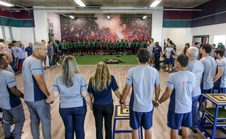 Fluminense faz círculo de oração pelas vítimas do incêndio no CT do Flamengo. (Foto: Twitter/Esporte Interativo)