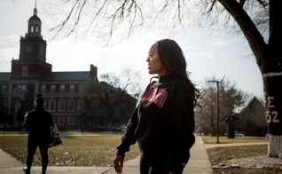 Mya Thompson, aluna da Universidade Howard, devia cerca de 2,5 mil dólares em mensalidades. (Evelyn Hockstein/Washington Post)
