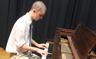 Dallin Rehl, 18 anos, toca “Odyssey” sua composição pessoal, em um piano na sexta-feira, uma semana depois de cirurgia no cérebro. (Foto: Janelle Patterson/Marietta)