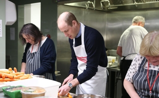 Príncipe William prepara almoço na instituição A Passagem, que apoia sem-teto em Londres. (Foto: Divulgação/Premier)