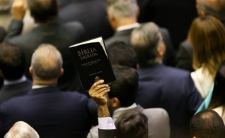 Deputado Pastor Sargento Isidório ergue Bíblia durante sessão solene de abertura dos trabalhos do Congresso. (Foto: Pedro Ladeira/Folhapress)