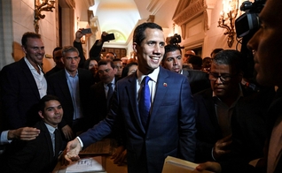 Líder da oposição venezuelana e autoproclamado presidente interino, Juan Guaidó, na Assembleia Nacional. (Foto: Juan Barreto/AFP)