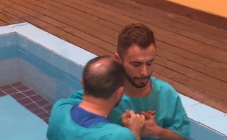 Agustin Fernandez foi batizado na Igreja Apostólica Novidade de Vida, em São Paulo. (Foto: Reprodução/Facebook)
