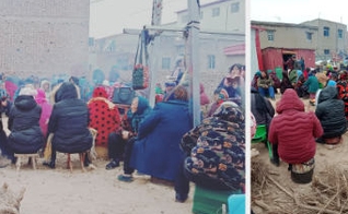 Crentes acendem uma fogueira por causa do frio e fazem culto ao ar livre e em meio a escombros. (Foto: Reprodução/Bitter Winter)