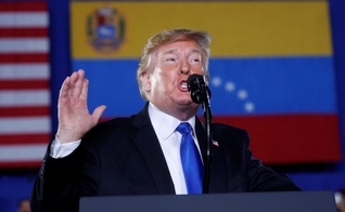 Presidente dos EUA, Donald Trump, fala sobre a crise na Venezuela durante uma visita à Universidade Internacional da Flórida em Miami. (Foto: Reuters/Kevin Lamarque)