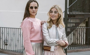 As saias plissadas têm um tecido com efeito dobrado. (Foto: Reprodução/Moda It)