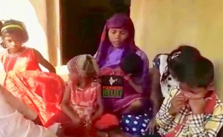 Mulher e filhos de Anant Ram Gand, que foi decapitado por ter se convertido ao cristianismo. (Foto: Divulgação/Persecution Relief)