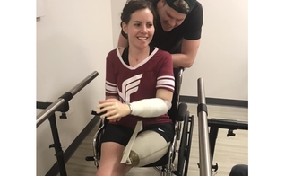 Kaylene Murphy perdeu os membros após sofrer um acidente durante escalada com o namorado, Josh. (Foto: Reprodução/Facebook)