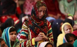 Cristãos participam de uma oração no Paquistão. (Foto: Mohsin Raza/Reuters)