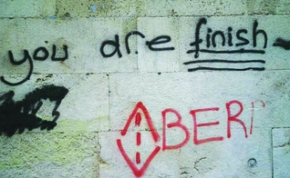 Perseguição cristã: pichações ameaçadoras foram pulverizadas em uma igreja em Istambul (Foto: Getty Images/Twitter)