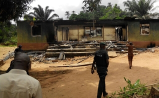 Casa incendiada por militantes Fulani na Nigéria em abril de 2016. (Foto: Reprodução/UReports)