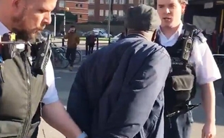 Pregador cristão foi preso por pregar a palavra de Deus na porta do metrô de Londres. (Foto: Reprodução/Facebook)