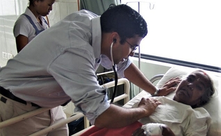 O médico missionário, o indiano Dr. Christo foi autorizado a voltar para trabalhar no Hospital Duncan, que atende população pobre da Índia. (Foto: Divulgação/Dr. Christo Thomas Philip)