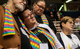 Decepção estampa semblante dos que apoiam o casamento gay na igreja Metodista Unida americana que votou contra a união. (Foto: Sid Hastings/AP)