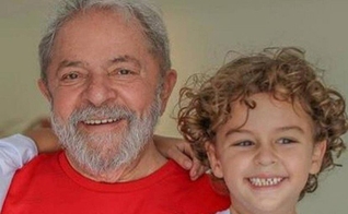 Ex-presidente Lula e seu neto Arthur, de 7 anos. (Foto: Repdorução/Facebook)