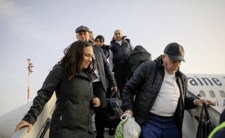 Yael Eckstein (à esquerda) recebe imigrantes judeus da Ucrânia em Israel, em fevereiro de 2019. (Foto: IFCJ)