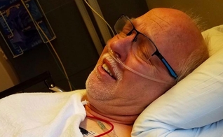 Pastor Mike Olsen no Hospital Judaico após transplante de pulmão. (Foto: The New Mike Olsen Medical Fund via GoFundMe)
