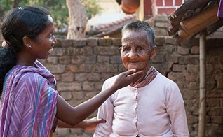 Quando Sakshi era apenas uma adolescente, descobriu que tinha lepra, hoje missionária ajuda doentes a suportar a enfermidade. (Foto: Reprodução/GFA)