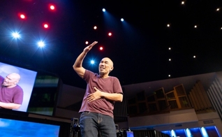 Francis Chan durante a Conferência Exponential na Primeira Igreja Batista de Orlando, na Flórida. (Foto: Danielle Smith)