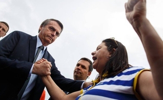 O presidente Jair Bolsonaro recebeu oração da paraibana Mirtis Hortência, de 57 anos. (Foto: Daniel Marenco/Agência O Globo)