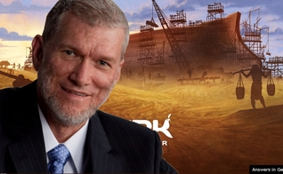 Ken Ham e ao fundo réplica em tamanho natural da Arca da Aliança. (Foto: Reprodução/YouTube)