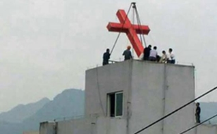 Cruz sendo retirada do topo do prédio da Igreja Cristã de Chengdong (Foto: Reprodução/ChinaAid)