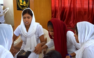 Mulheres cristãs oram a Deus por causa de perseguição na Índia. (Foto: Reprodução/Índia Gospel)