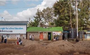 Igreja do Milagre de Cristo em prédio originalmente construído como um banheiro público, em Kibera, Quênia. (Foto: Divulgação/Peter DiCampo)