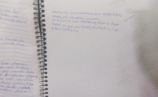 Citação da bíblia satânica no caderno de Guilherme Taucci, um dos autores do massacre em Suzano. (Foto: Talita Marchao/UOL)