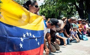 Cristãos evangélicos venezuelanos oram pelo seu país. (Foto: Divulgação/ED)