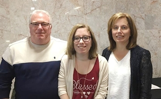Margo Carl (à direita) junto com o marido, Joe, e a filha, Jessica (centro). (Foto: Reprodução/Facebook)