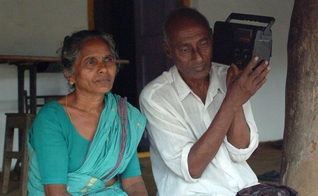 Gagana e Shreyars ouviram um programa de rádio e descobriram o amor de Deus. (Foto: Gospel For Asia)