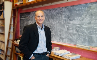 Físico brasileiro Marcelo Gleiser, vencedor do prêmio Templeton 2019. (Foto: Dartmouth College/Eli Burakiae/Divulgação)