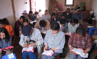 Cristãos se reúnem clandestinamente em casas na China por não poderem frequentar igrejas. (Foto: Reprodução/Ásia News)