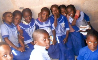 Crianças da escola de famílias que foram obrigadas a fugir de suas casas por causa dos ataques do Boko Haram e Fulani. (Foto: Divulgação/BF)