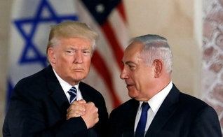 Presidente dos EUA, Donald Trump, e o primeiro-ministro israelense, Benjamin Netanyahu, apertam as mãos em Jerusalém. (Foto: Reuters/Ronen Zvulun)