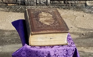 A Bíblia de 150 anos sobreviveu a dois grandes incêndios nas igrejas de Wisconsin. (Foto: Igreja Metodista Unida de St. Paul)