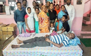 Cristão agredido por radicais hindus dentro de casa. (Foto: Divulgação/Ásia News)