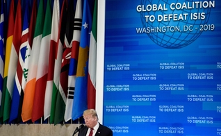 Donald Trump discursa durante encontro da coalizão de combate ao Estado Islâmico. (Foto: Brendan Smialowski/AFP)