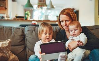 Mães são principais influenciadoras espirituais dos filhos. (Foto: Alexander Dummer/Unsplash)