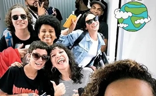 Bruna Marquezine pouco antes de embarcar com um grupo de missionários para Angola. (Foto: Reprodução/Instagram)