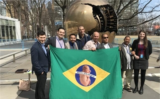 Participantes e apoiadores da Campanha Pró-Vida, segurando bandeira pró-vida do Brasil nas Nações Unidas. (Foto: Reprodução/LN)