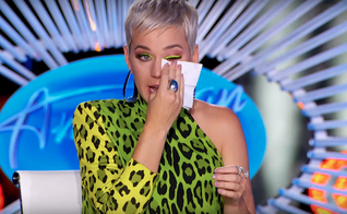 Katy Perry se emocionou com a história de uma das participantes do “American Idol”. (Foto: Reprodução/YouTube)