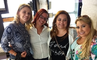 Vanessa Martinazzo, Adriana Bernardo, Cíntia Beltrame e Sandra Lima debatem o papel da mulher nos dias atuais, na Melodia FM. (Foto: Divulgação/Assessoria Sandra Lima)