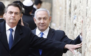 Presidente brasileiro Jair Bolsonaro e primeiro-ministro israelense Benjamin Netanyahu oram no muro ocidental, o local mais sagrado onde os judeus, na Cidade Velha de Jerusalém em 1 de abril de 2019. (Foto de Menahem KAHANA / POOL / AFP)