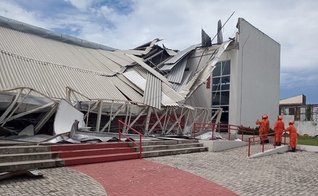 Cerca de 90 alunos estavam no auditório da escola em um grupo de oração. (Foto: Reprodução/Tribuna do Ceará)