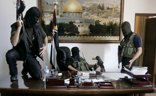 Integrantes do Hamas tomam o escritório do presidente palestino Mahmoud Abbas, em 2007 (Foto: Reprodução/AP)