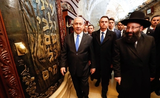 Presidente Jair Bolsonaro e o primeiro-ministro de Israel, Benjamin Netanyahu, durante visita ao Muro das Lamentações. (Foto: Alan Santos/PR)