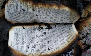 Bíblia queimada por radicais hindus na Índia. (Foto: Reprodução/CWS)